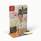 Acrylic joueur RC Lens Third en plexiglas monté : socle, plaque arrière, joueur et blason, vue de trois quarts