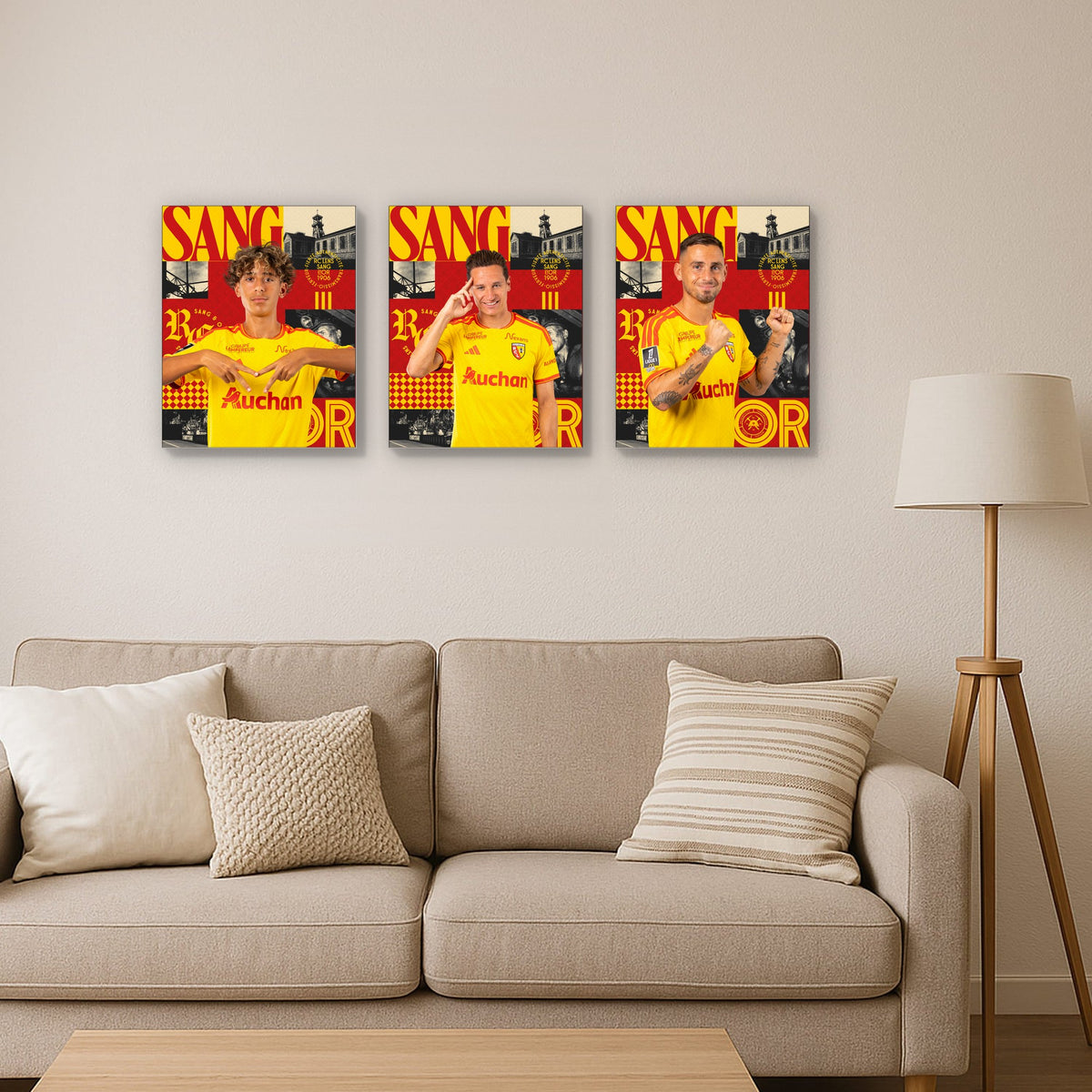 Trois toiles joueurs RC Lens Domicile accrochées au-dessus d'un canapé