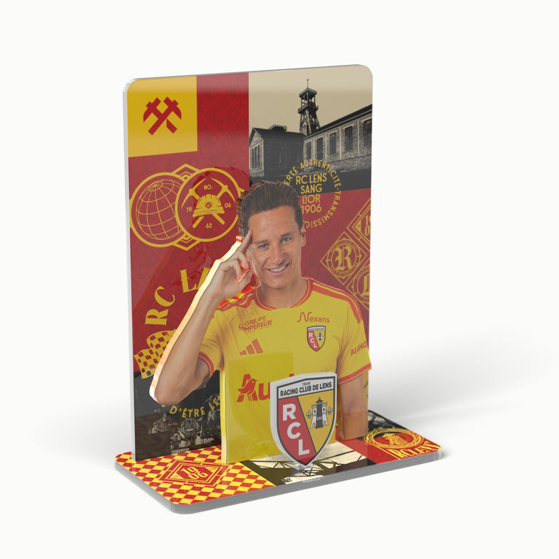 Acrylic joueur RC Lens Domicile en plexiglas monté : socle, plaque arrière, joueur et blason, vue de trois quarts