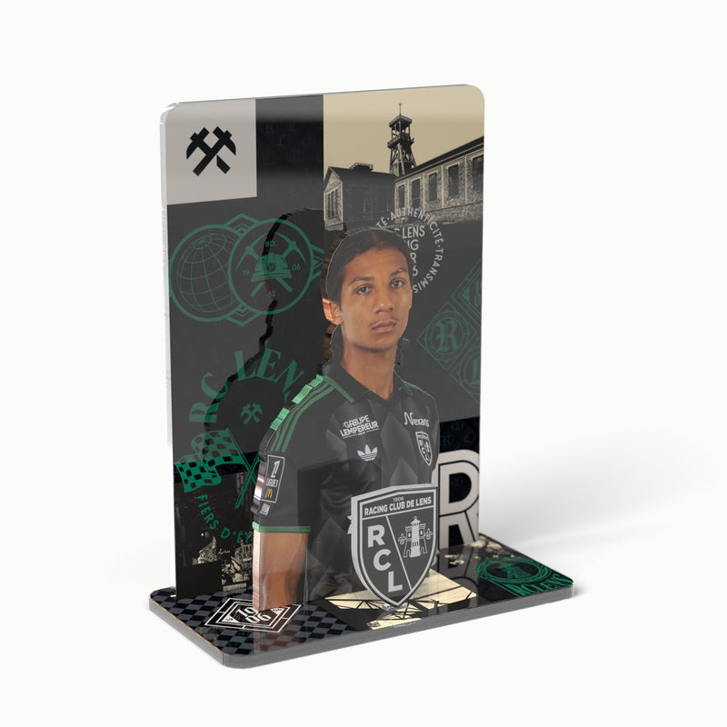 Acrylic joueur RC Lens Extérieur en plexiglas monté : socle, plaque arrière, joueur et blason, vue de trois quarts